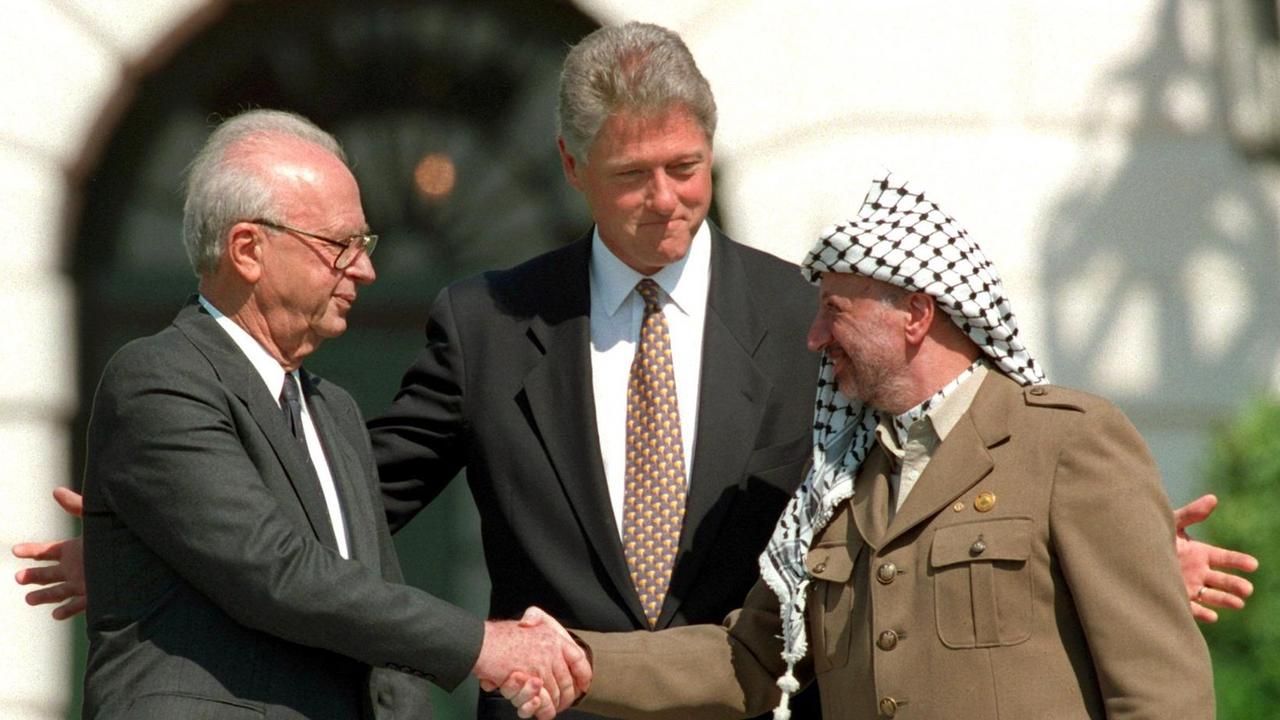 Historischer Händedruck unter der Aufsicht von Bill Clinton: Jitzchak Rabin (l.) und Jassir Arafat 1993 Historischer Händedruck unter der Aufsicht von Bill Clinton: Jitzchak Rabin (l.) und Jassir Arafat 1993