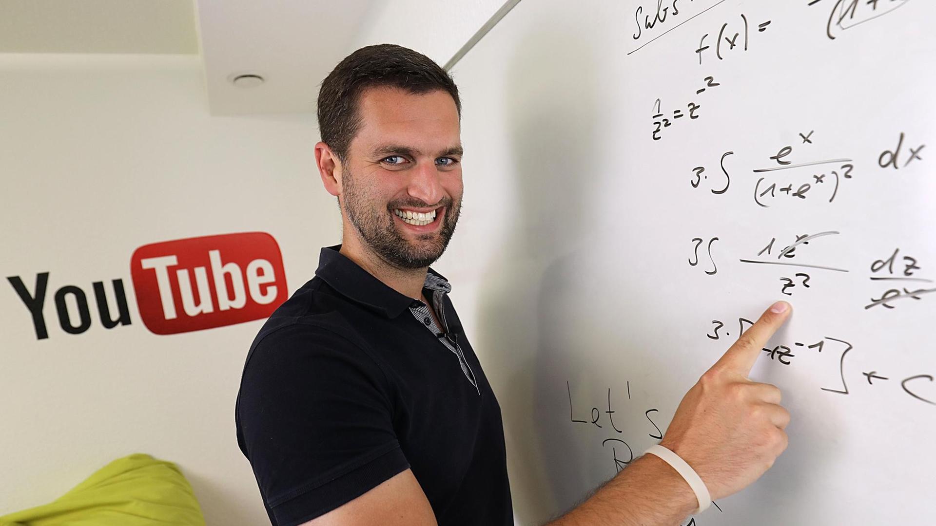 Der Mathematik Nachhilfelehrer Daniel Jung zeichnet am 09.06.2017 in Remscheid (Nordrhein-Westfalen) an der Tafel stehend ein Video für den Kanal Youtube auf. (zu dpa vom 15.06.2017) Foto: Oliver Berg/dpa | Verwendung weltweit Der Mathematik Nachhilfelehrer Daniel Jung zeichnet am 09.06.2017 in Remscheid (Nordrhein-Westfalen) an der Tafel stehend ein Video für den Kanal Youtube auf. (zu dpa vom 15.06.2017) Foto: Oliver Berg/dpa | Verwendung weltweit