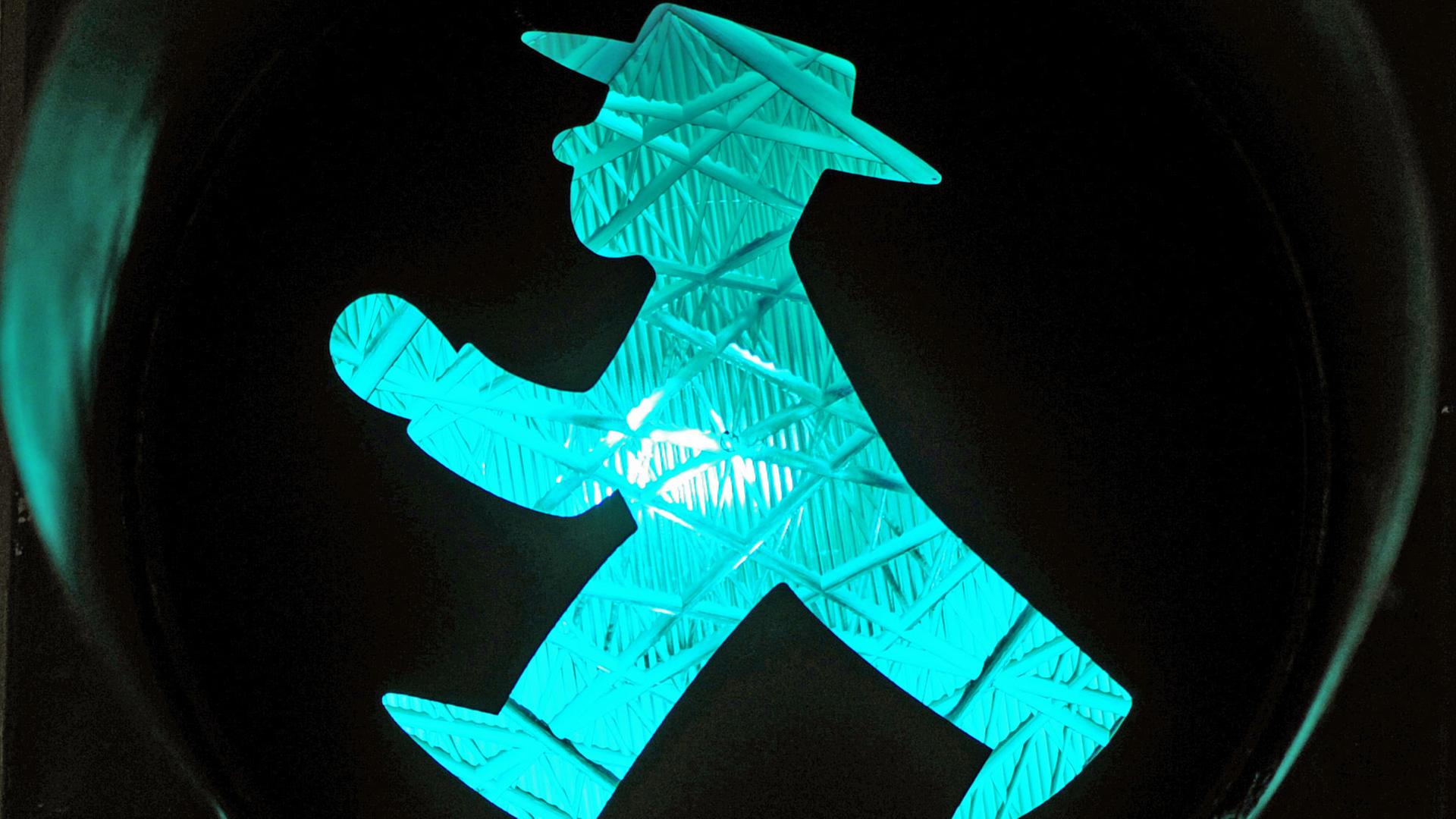 Ein grünes schreitendes Ampelmännchen einer Ampel im Ampelmann Shop am Gendarmenmarkt. Ein grünes schreitendes Ampelmännchen einer Ampel im Ampelmann Shop am Gendarmenmarkt.