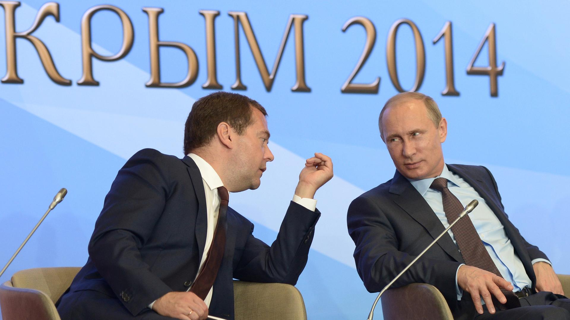 Dmitri Medwedew und Wladimir Putin im Gespräch miteinander. Dmitri Medwedew und Wladimir Putin im Gespräch miteinander.