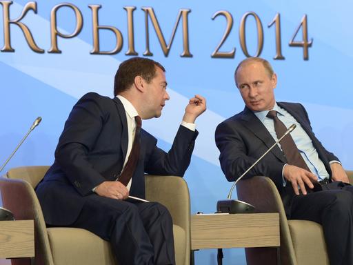 Dmitri Medwedew und Wladimir Putin im Gespräch miteinander.