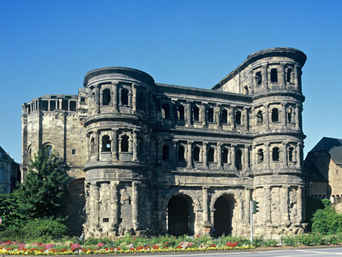 Zeugnis der Römerzeit: die Porta Nigra in Trier. Zeugnis der Römerzeit: die Porta Nigra in Trier.
