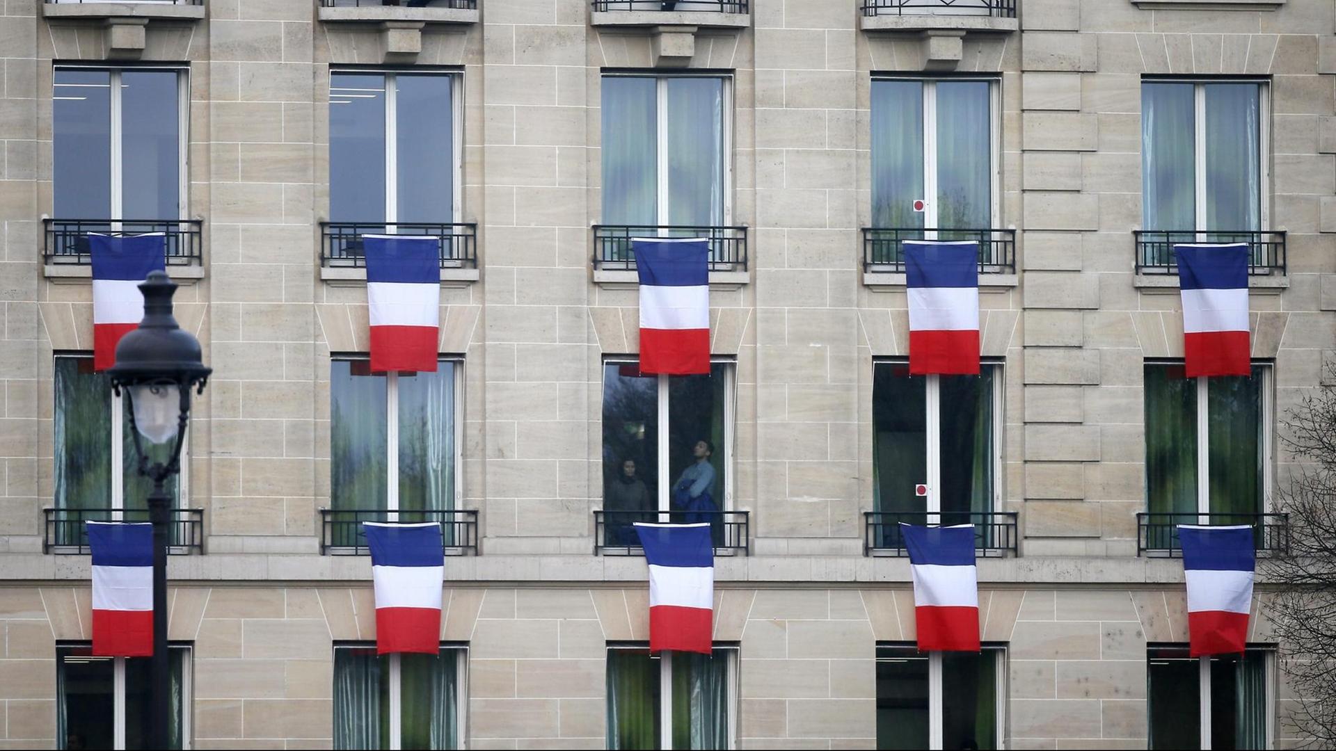 Fenesterfront mit französischen Flaggen