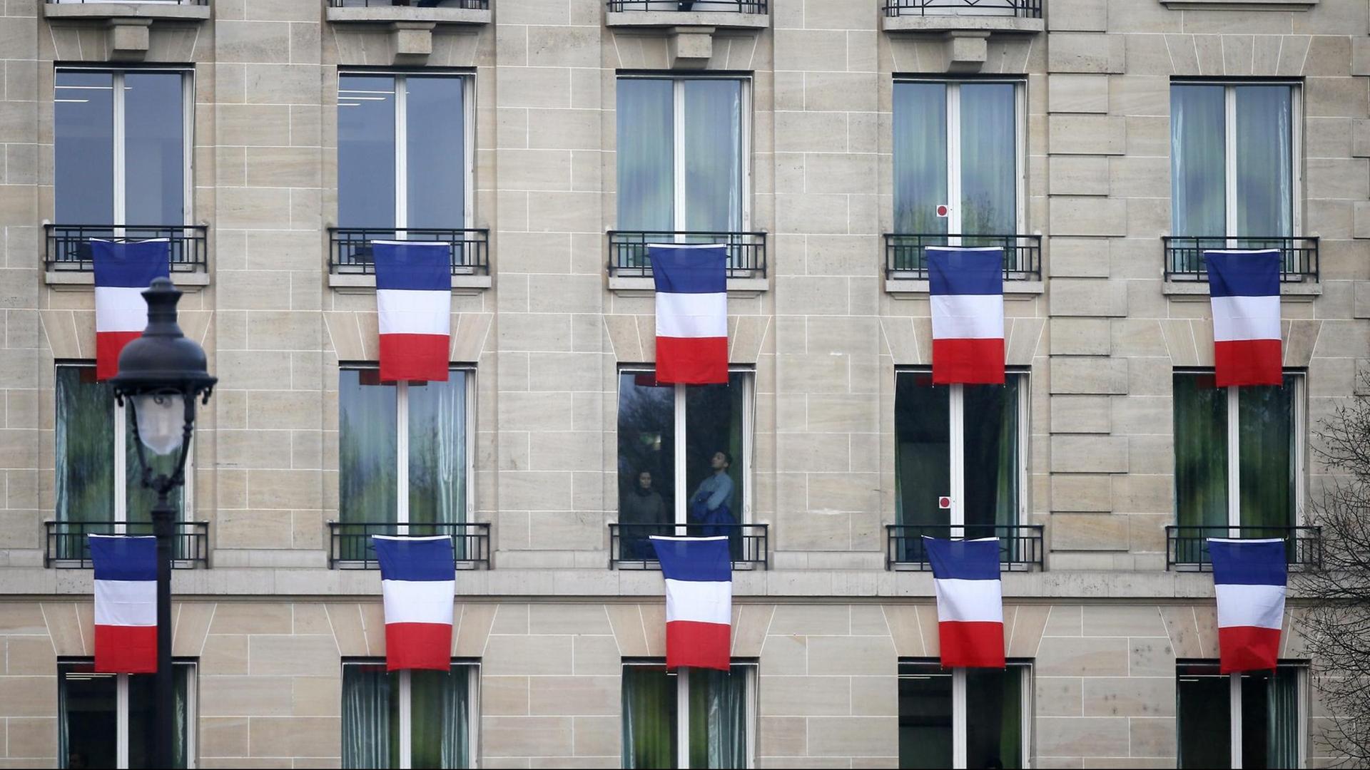 Fenesterfront mit französischen Flaggen Fenesterfront mit französischen Flaggen