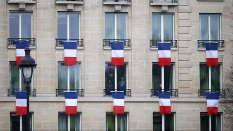 Fenesterfront mit französischen Flaggen