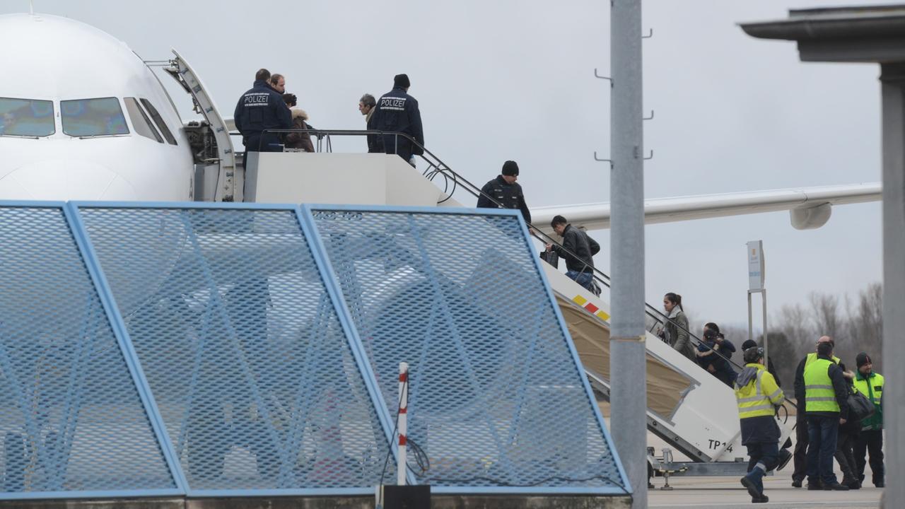 Abgelehnte Asylbewerber steigen im Februar in Baden-Württemberg in ein Flugzeug Abgelehnte Asylbewerber steigen im Februar in Baden-Württemberg in ein Flugzeug