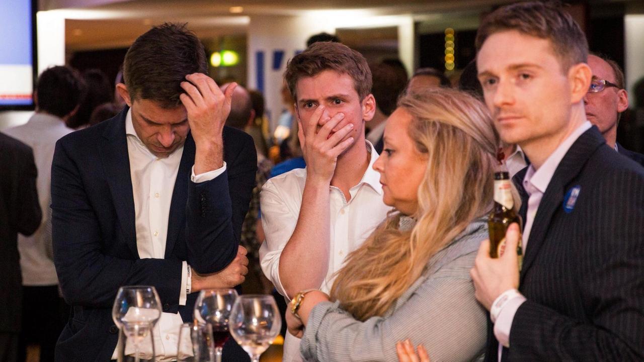 Brexit-Gegner schauen auf einer Wahlparty in London extrem besorgt Brexit-Gegner schauen auf einer Wahlparty in London extrem besorgt