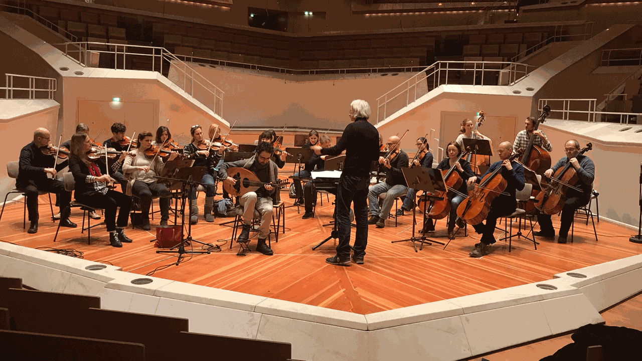 Die Kammersymphonie Berlin mit dem Dirigenten Jürgen Bruns und dem Ud-Spieler Maher Mahmoud Die Kammersymphonie Berlin mit dem Dirigenten Jürgen Bruns und dem Ud-Spieler Maher Mahmoud