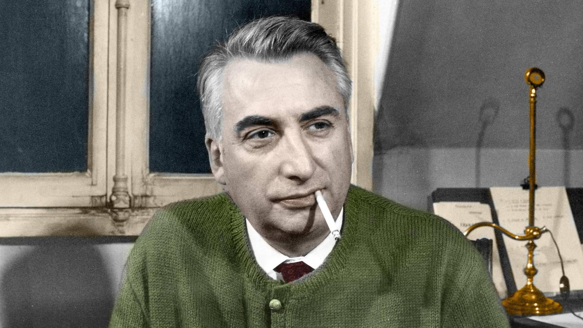 Nachkoloriertes Porträt des französischen Schriftstellers und Sprachwissenschaftlers Roland Barthes (1915-1980) in seiner Wohnung im Jahr 1970. Nachkoloriertes Porträt des französischen Schriftstellers und Sprachwissenschaftlers Roland Barthes (1915-1980) in seiner Wohnung im Jahr 1970.