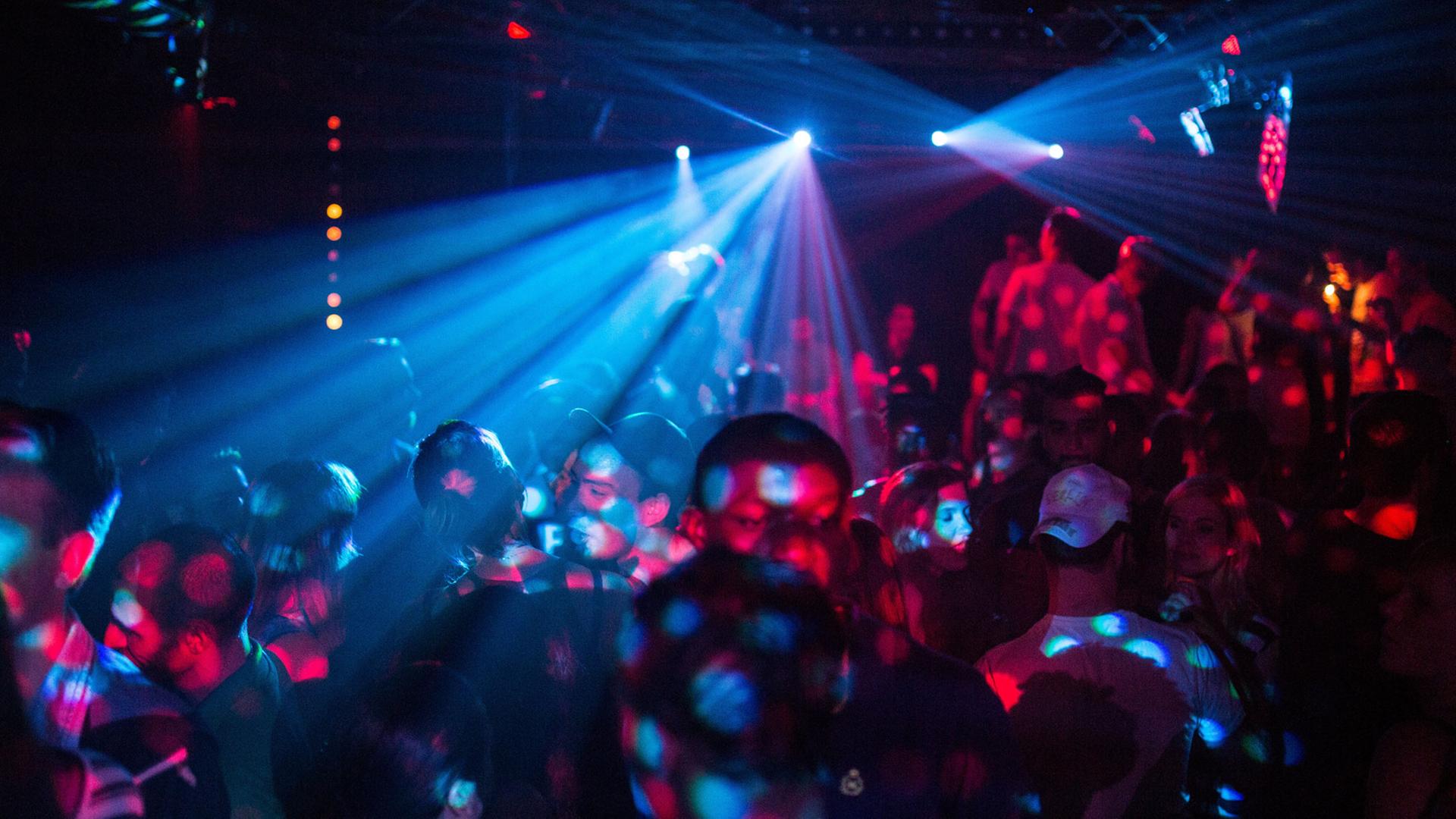 Menschen feiern auf dem RAW-Gelände in Berlin im Club Cassiopeia. Menschen feiern auf dem RAW-Gelände in Berlin im Club Cassiopeia.