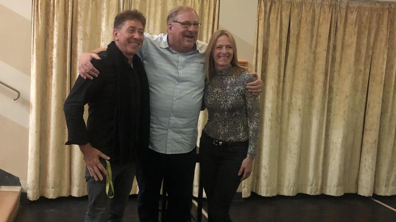 Rick Warren posiert für ein Foto mit einem Pärchen. Rick Warren posiert für ein Foto mit einem Pärchen.