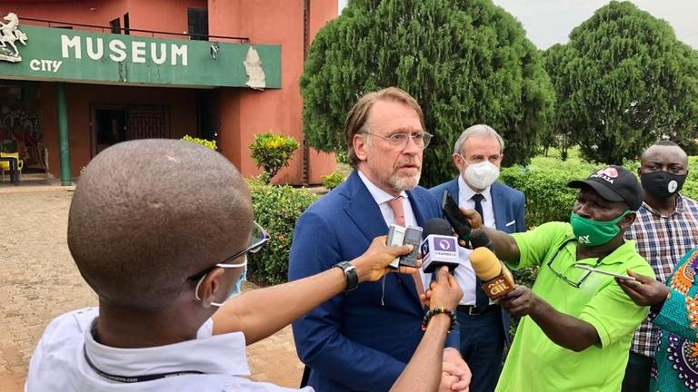 Andreas Görgen, Chef der Kulturabteilung des Auswärtigen Amtes, und Hermann Parzinger, Präsident der Stiftung Preußischer Kulturbesitz, werden vor einem Museum in Nigeria von der Presse interviewt. Andreas Görgen, Chef der Kulturabteilung des Auswärtigen Amtes, und Hermann Parzinger, Präsident der Stiftung Preußischer Kulturbesitz, werden vor einem Museum in Nigeria von der Presse interviewt.