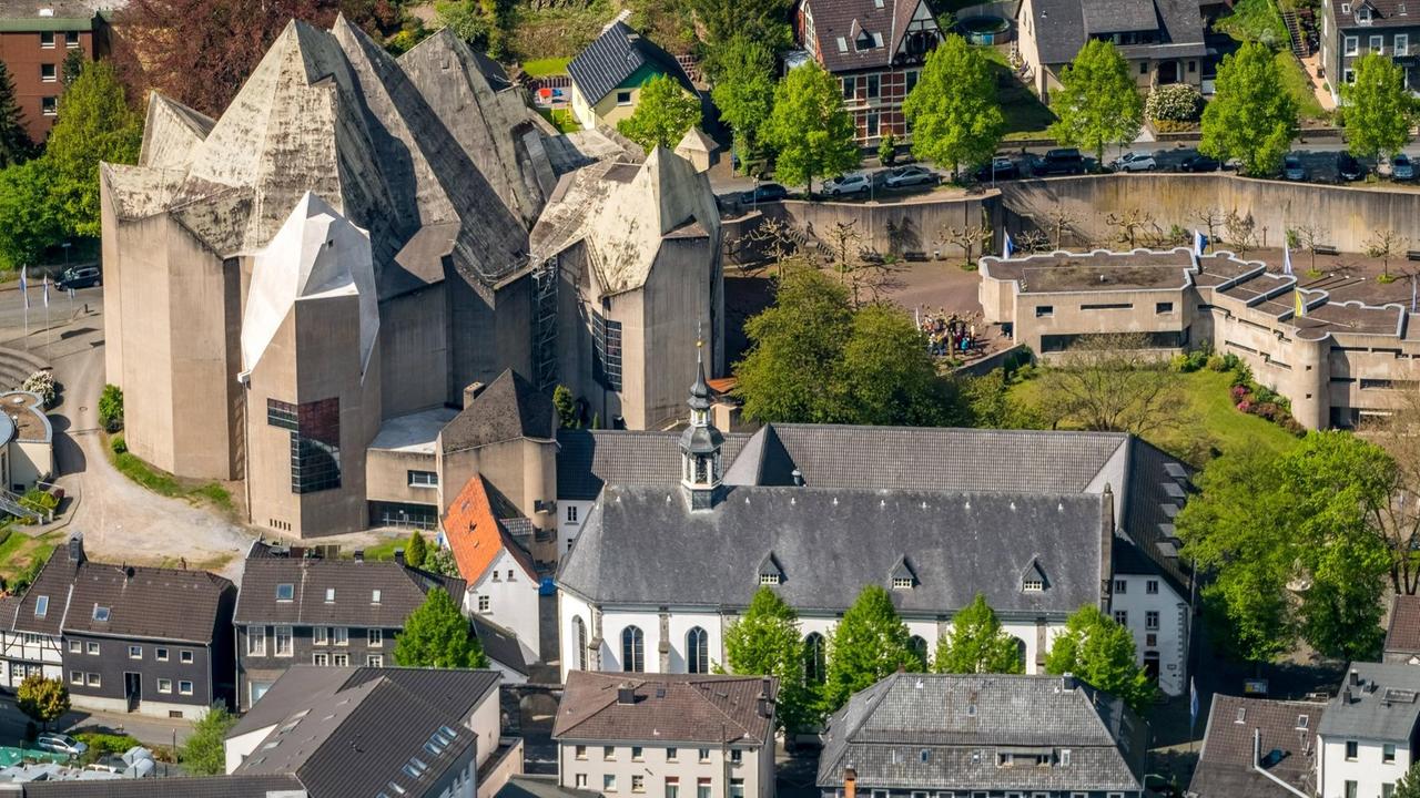 Betonzelt von oben: der Nevigeser Wallfahrtsdom in Nordrhein-Westfalen Betonzelt von oben: der Nevigeser Wallfahrtsdom in Nordrhein-Westfalen