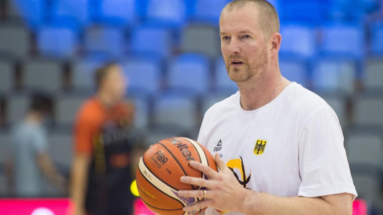 Länderspiel, Deutschland - Belgien am 05.08.2017 in der Messe in Erfurt (Thüringen). Deutschlands damaliger Assistenztrainer Henrik Rödl steht vor dem Spiel auf dem Spielfeld. Länderspiel, Deutschland - Belgien am 05.08.2017 in der Messe in Erfurt (Thüringen). Deutschlands damaliger Assistenztrainer Henrik Rödl steht vor dem Spiel auf dem Spielfeld.
