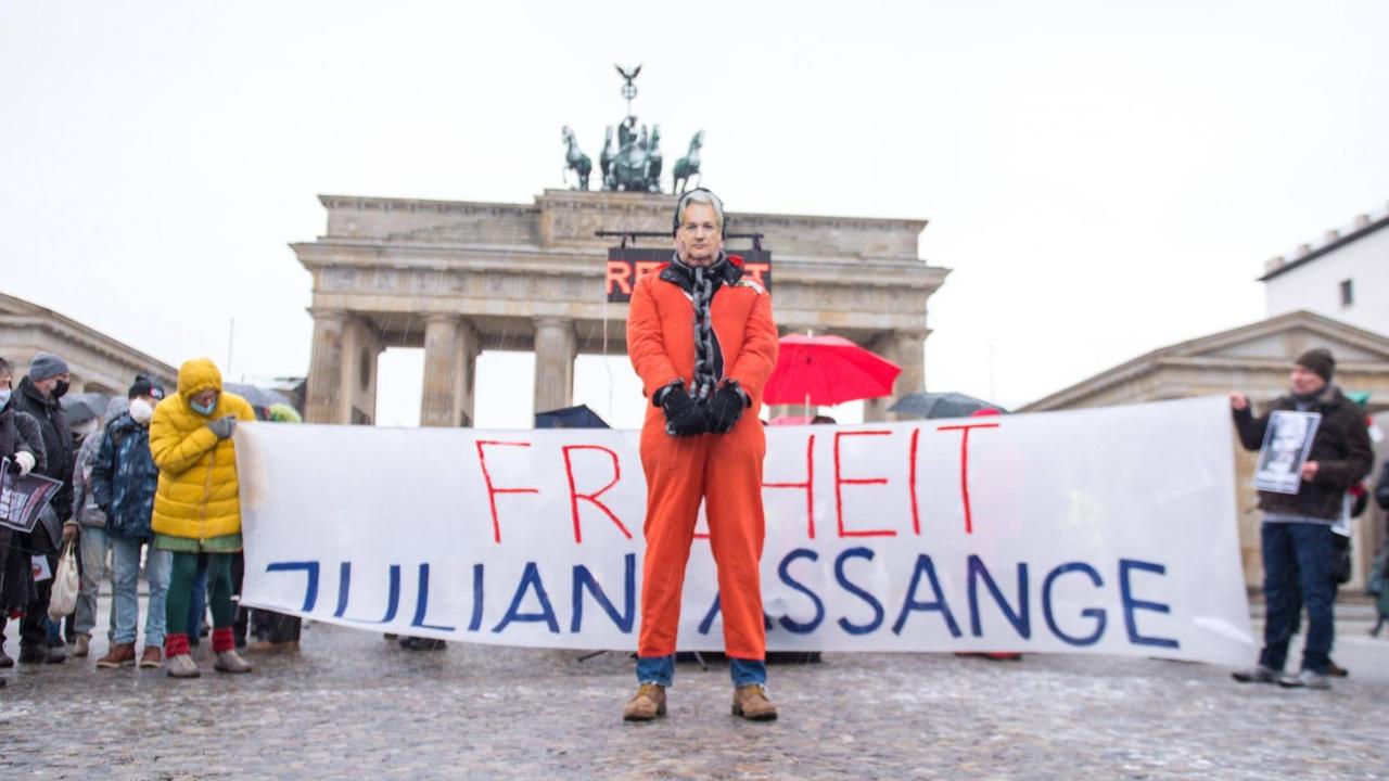 Im Bild sind Eindrücke vom Protest für die Freilassung Julian Assange Gründer WikiLeaks, Journalist auf dem Pariser Platz vor dem Brandenburger Tor zu sehen. Im Bild sind Eindrücke vom Protest für die Freilassung Julian Assange Gründer WikiLeaks, Journalist auf dem Pariser Platz vor dem Brandenburger Tor zu sehen.