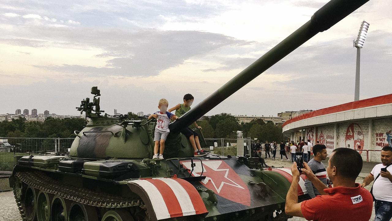 Spielende Kinder auf einem Panzer vor dem Stadion Marakan in Belgrad. Spielende Kinder auf einem Panzer vor dem Stadion Marakan in Belgrad.
