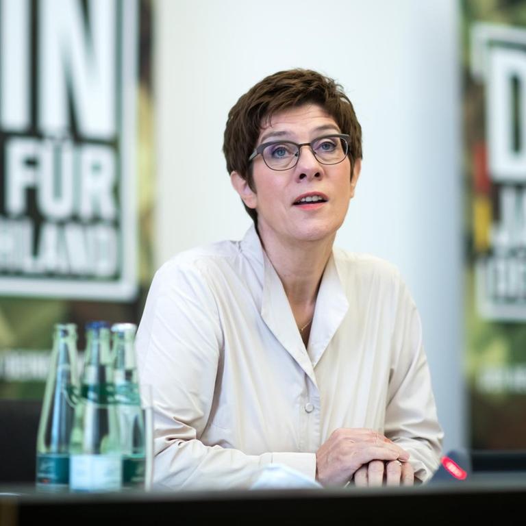 Berlin: Annegret Kramp-Karrenbauer (CDU), Verteidigungsministerin, stellt bei einer Pressekonferenz im Bundesministerium der Verteidigung das Konzept für den neuen Freiwilligen Wehrdienst Heimatschutz vor.