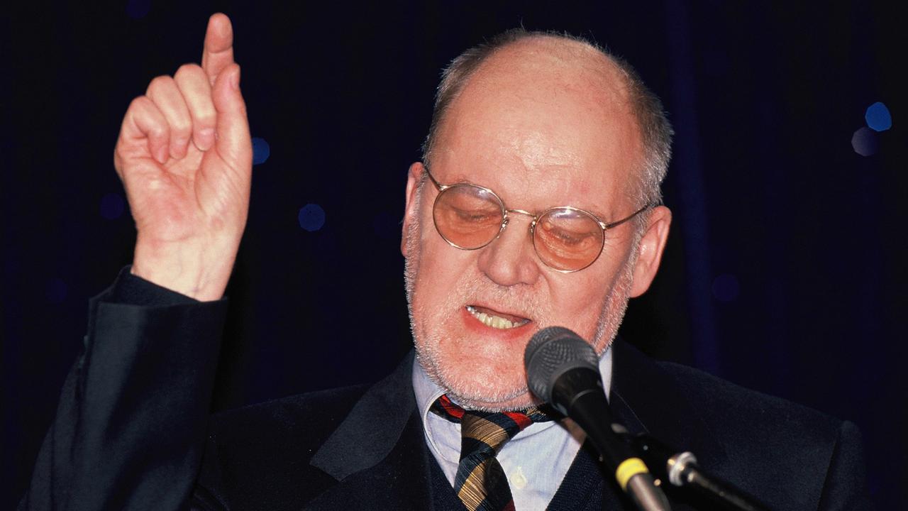 Der Kabarettist Hanns Dieter Hüsch bei einem Auftritt circa 1995 Der Kabarettist Hanns Dieter Hüsch bei einem Auftritt circa 1995