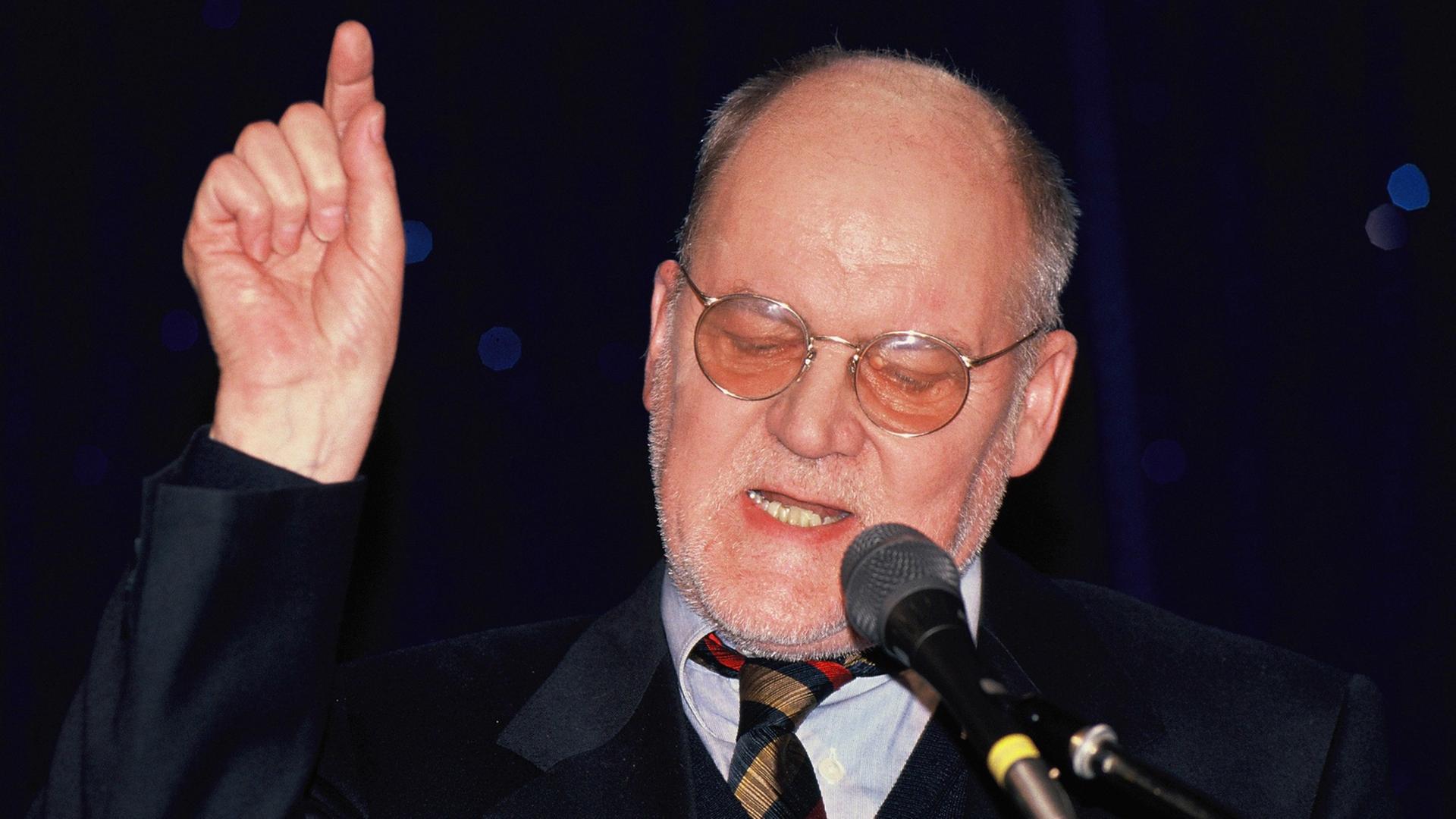 Der Kabarettist Hanns Dieter Hüsch bei einem Auftritt ca.1995. Der Kabarettist Hanns Dieter Hüsch bei einem Auftritt ca.1995.