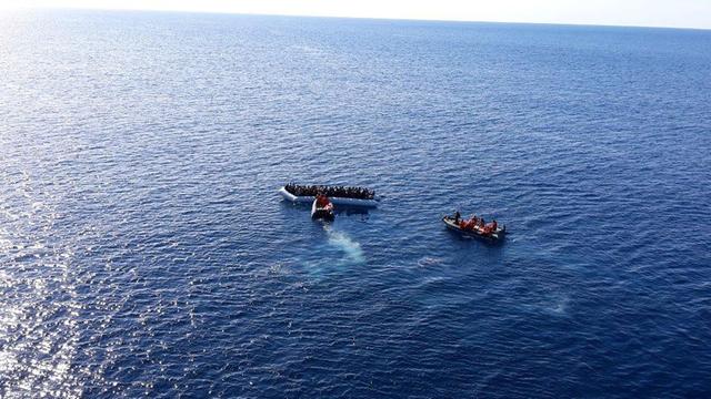 Boote mit Flüchtlingen auf dem Mittelmeer.