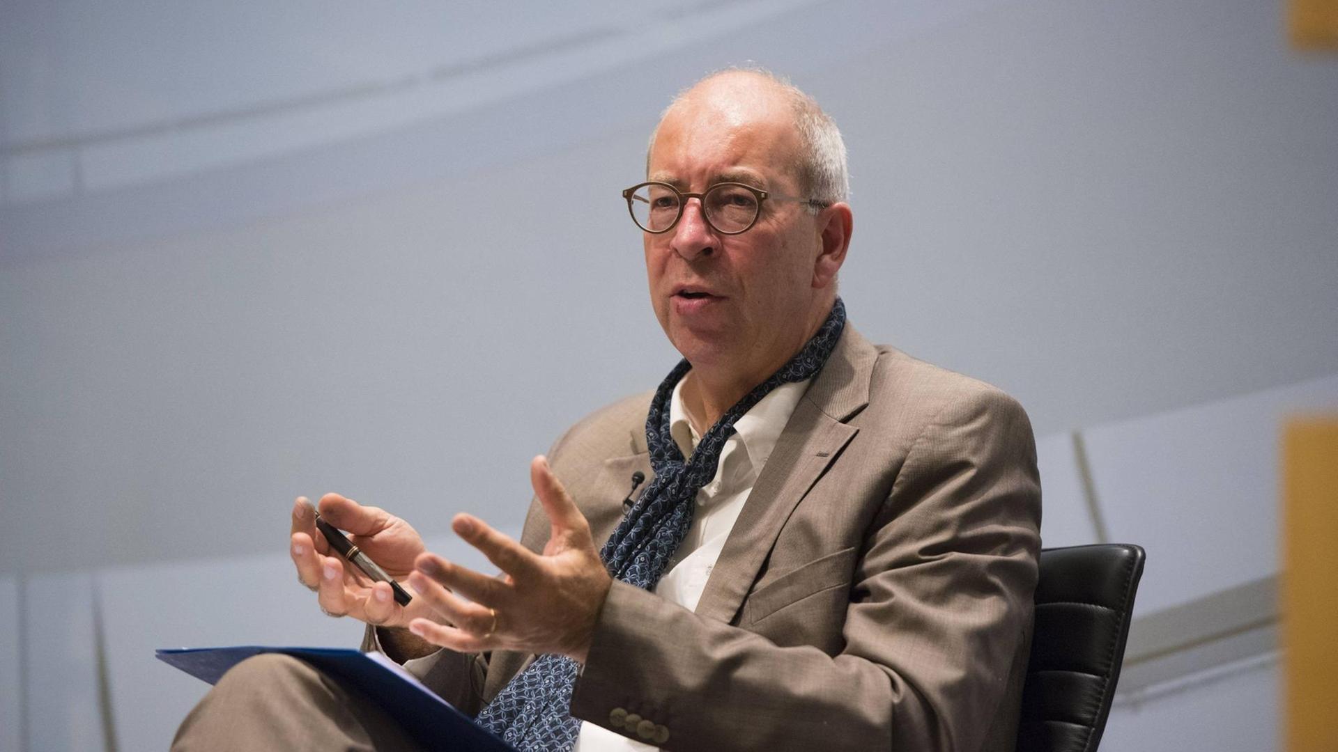 Der Historiker Prof. Dr. Martin Sabrow spricht bei einer Veranstaltung der Friedrich Ebert Stiftung Der Historiker Prof. Dr. Martin Sabrow spricht bei einer Veranstaltung der Friedrich Ebert Stiftung