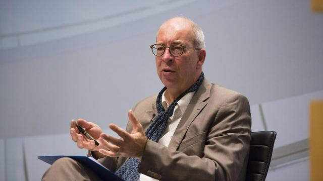 Der Historiker Prof. Dr. Martin Sabrow spricht bei einer Veranstaltung der Friedrich Ebert Stiftung