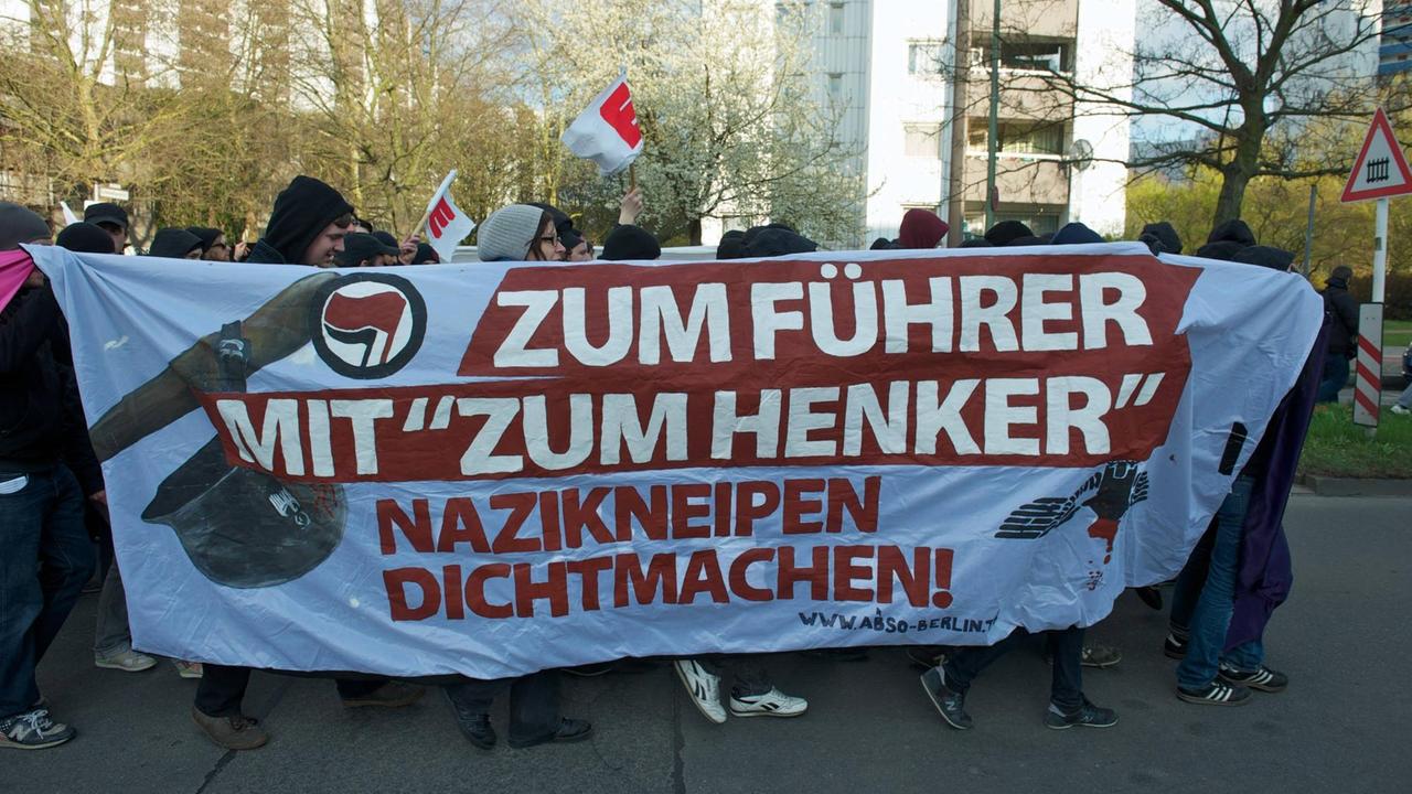 Demosntranten tragen ein Transparent mit der Aufschrift "Zum Führer mit 'Zum Henker". Nazikneipe dichtmachen". Demosntranten tragen ein Transparent mit der Aufschrift "Zum Führer mit 'Zum Henker". Nazikneipe dichtmachen".