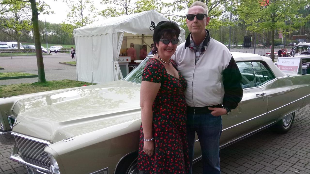 Leidenschaftliche Oldtimerbesitzer stehen vor ihrem Auto Leidenschaftliche Oldtimerbesitzer stehen vor ihrem Auto