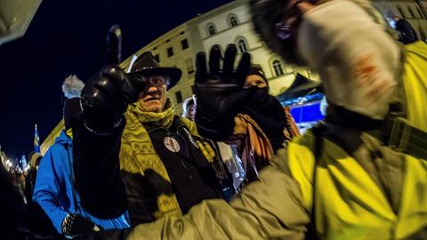 Auf dem Bild sind Menschen zu sehen, die sich vor die Kamera drängen und Handzeichen in die Kamera machen. 