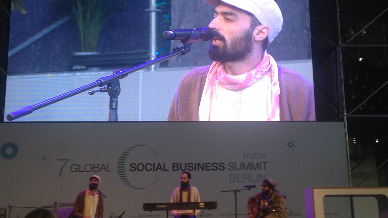 Die syrische Band Khebez Dawle gibt ein Konzert auf dem Social Business Summit in Berlin. Die syrische Band Khebez Dawle gibt ein Konzert auf dem Social Business Summit in Berlin.