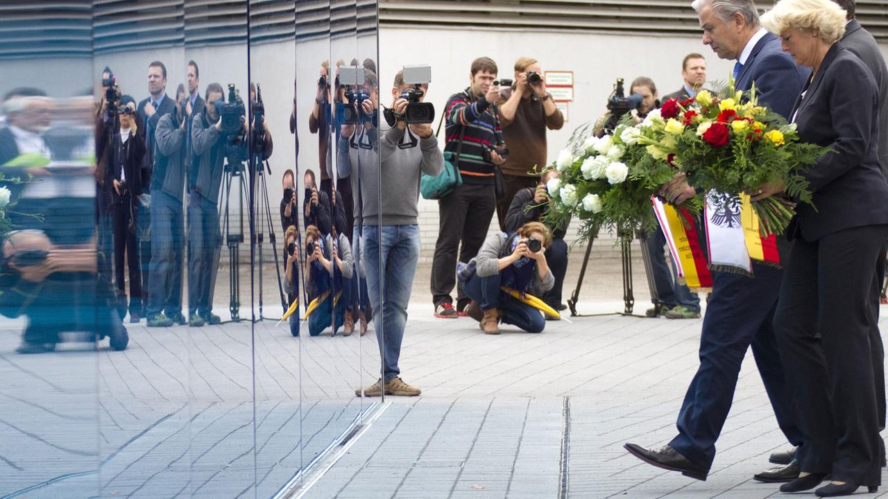 Kulturstaatsministerin Monika Grütters (CDU) und Berlins Regierender Bürgermeister Klaus Wowereit (SPD) legen am 02.09.2014 in Berlin während der Einweihung des Mahnmals für die Opfer der nationalsozialistischen "Euthanasie-Morde" Kränze nieder.