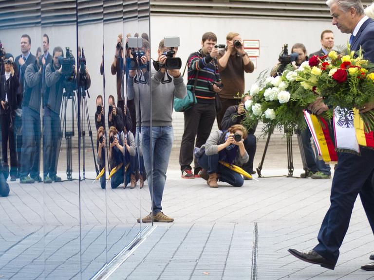 Kulturstaatsministerin Monika Grütters (CDU) und Berlins Regierender Bürgermeister Klaus Wowereit (SPD) legen am 02.09.2014 in Berlin während der Einweihung des Mahnmals für die Opfer der nationalsozialistischen "Euthanasie-Morde" Kränze nieder.