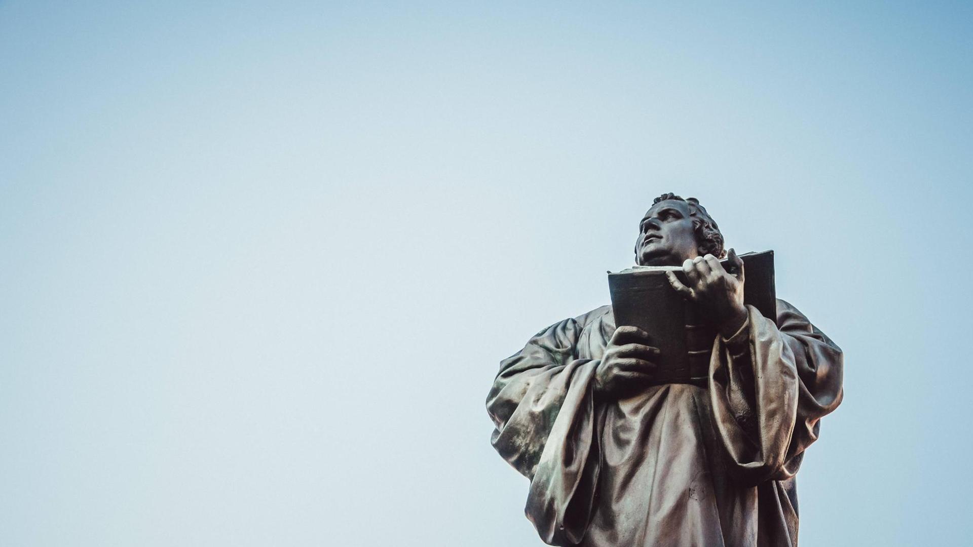 Das Luther-Denkmal in Erfurt von unten Richtung des leicht rosafarbenen Himmels fotografiert. Das Luther-Denkmal in Erfurt von unten Richtung des leicht rosafarbenen Himmels fotografiert.