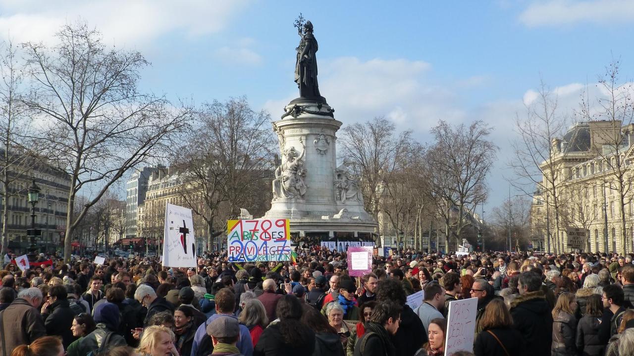 Demonstration gegen Korruption auf der Place de la République Demonstration gegen Korruption auf der Place de la République
