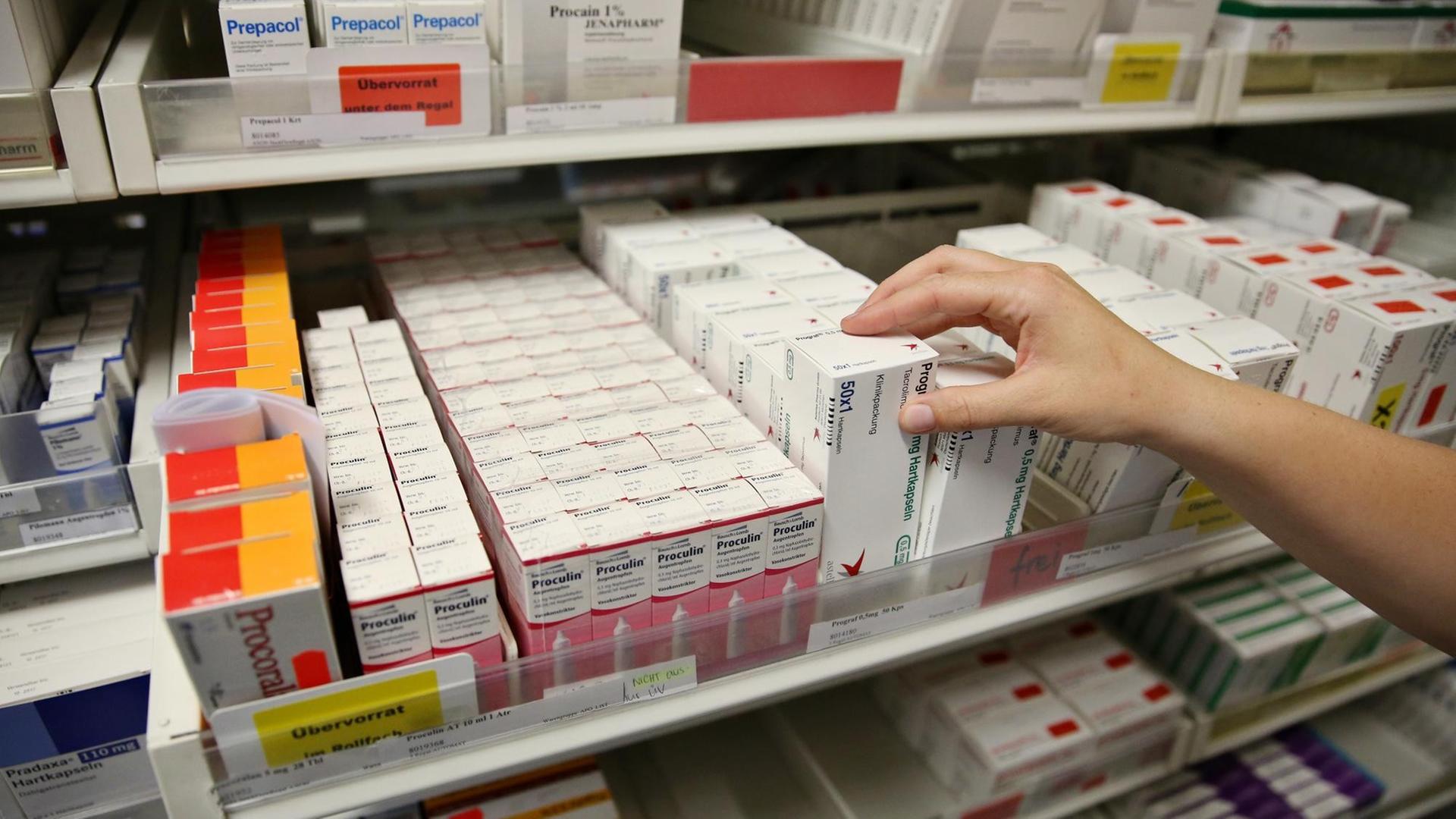 Eine pharmazeutisch-kaufmännische Assistentin stellt Medikamente für die Stationen in der Krankenhausapotheke am Universitätsklinikum Leipzig (Sachsen) bereit. Eine pharmazeutisch-kaufmännische Assistentin stellt Medikamente für die Stationen in der Krankenhausapotheke am Universitätsklinikum Leipzig (Sachsen) bereit.
