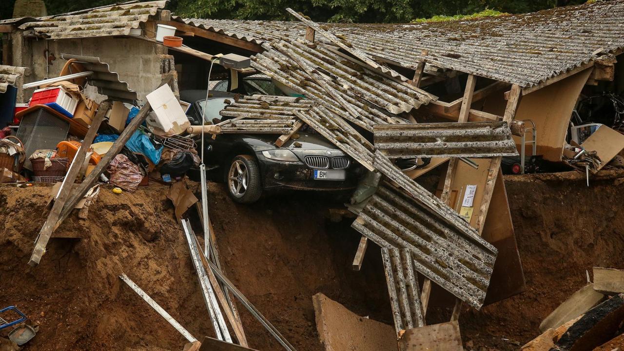Erftstadt: Trümmer eingestürzter Häuser liegen im Ortsteil Blessem.
