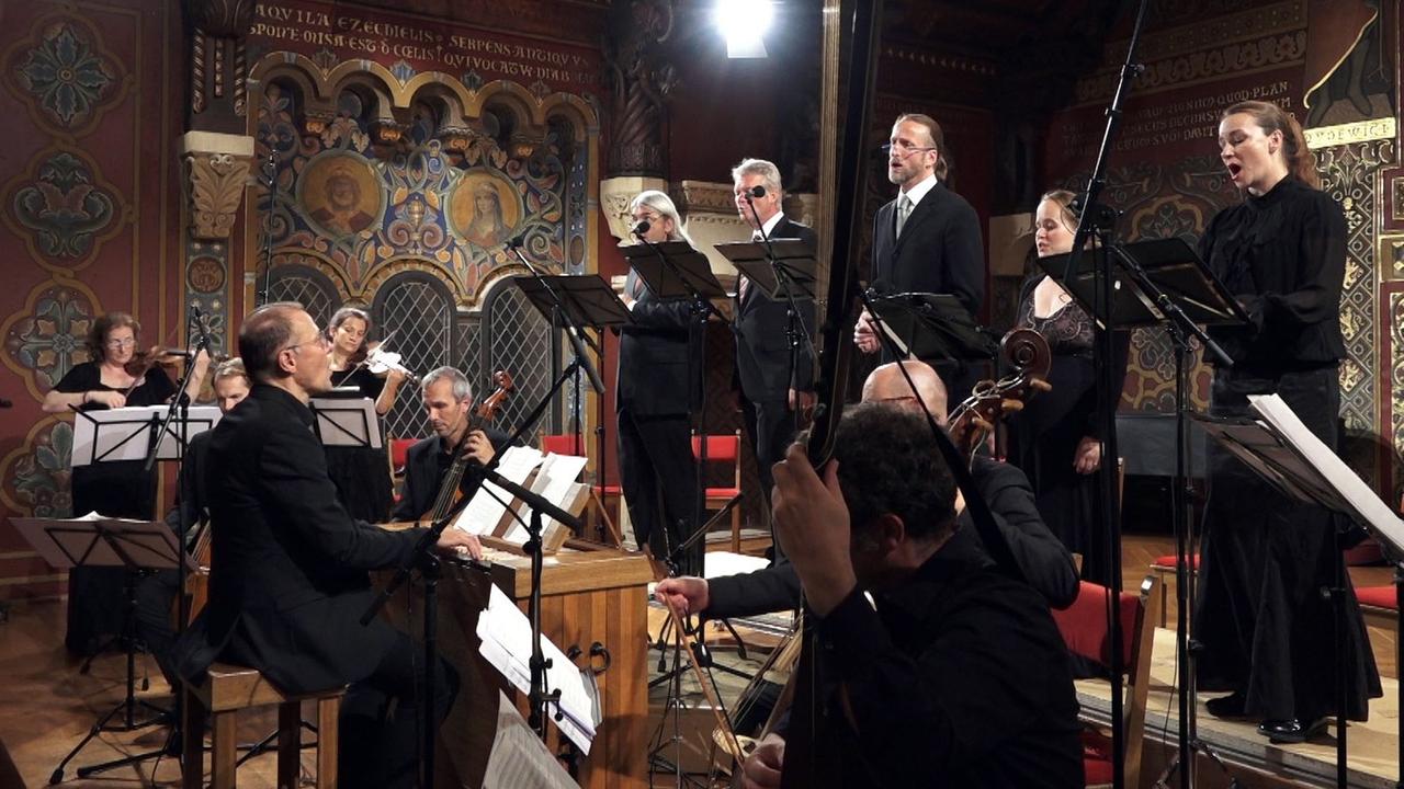 Sänger und Musiker stehen im vollkommen ausgemalten Palas der Wartburg während des Konzertes. Sänger und Musiker stehen im vollkommen ausgemalten Palas der Wartburg während des Konzertes.