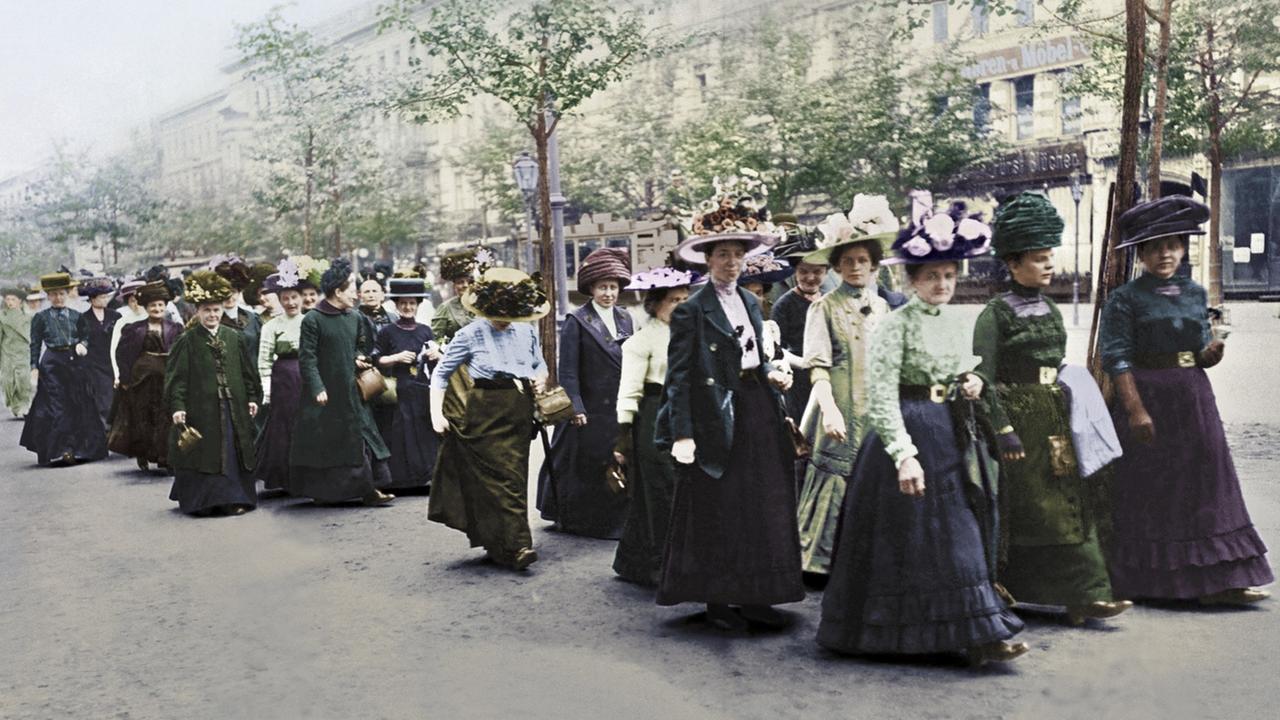 Demonstration für das Frauenwahlrecht am 12. Mai 1912 in Berlin, digital koloriertes Foto der Gebrüder Haeckel