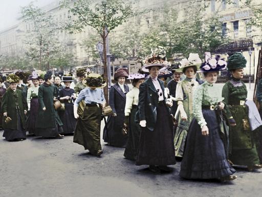 Demonstration für das Frauenwahlrecht am 12. Mai 1912 in Berlin, digital koloriertes Foto der Gebrüder Haeckel