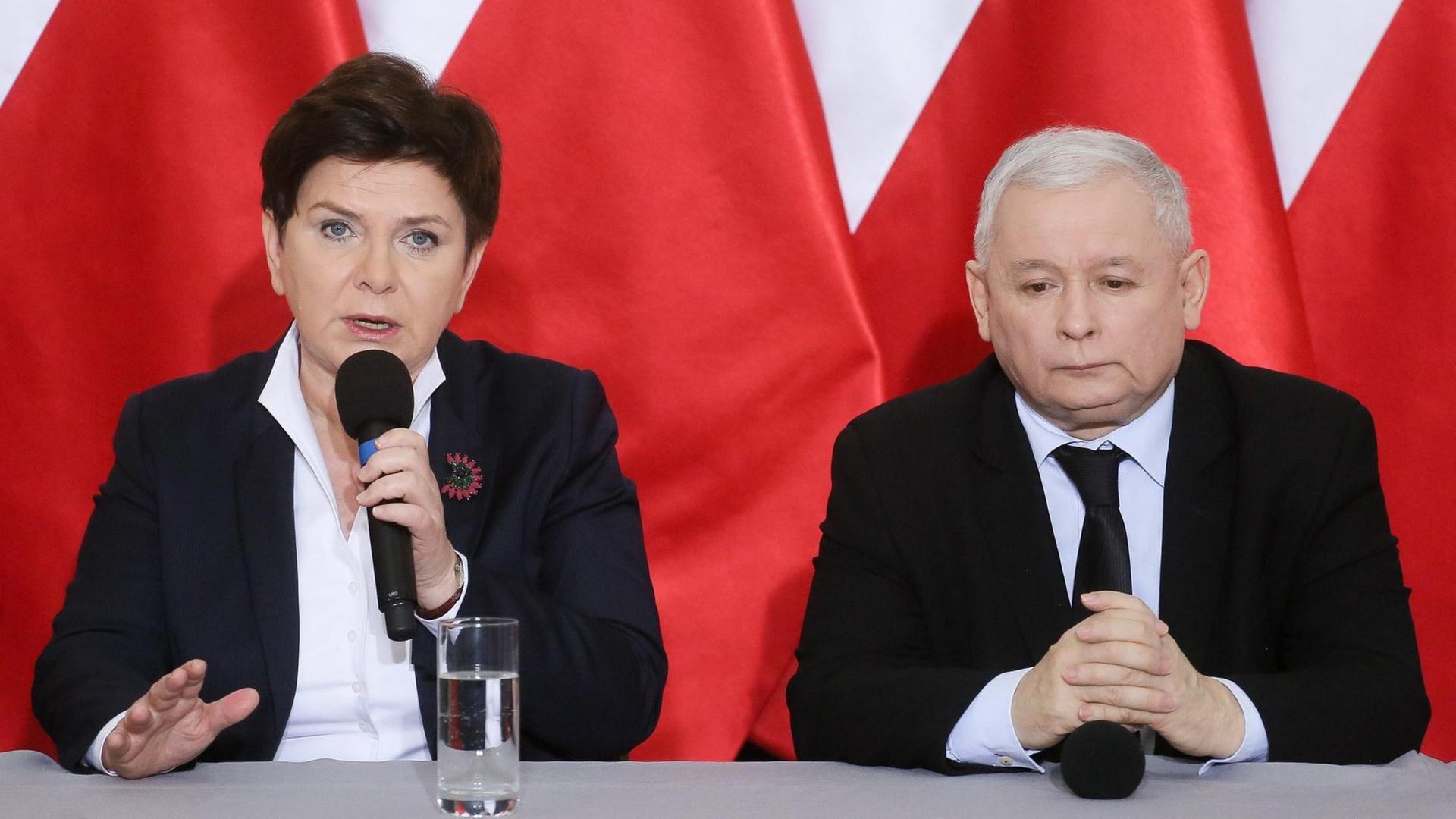 Jaroslaw Kaczynski und Beata Szydlo von Polens Regierungspartei PiS während einer Pressekonferenz. Jaroslaw Kaczynski und Beata Szydlo von Polens Regierungspartei PiS während einer Pressekonferenz.