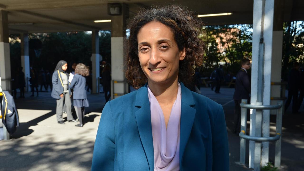 "Unsere Lehrmethoden sind sehr traditionell". Schulleiterin Katharine Birbalsingh auf dem Hof der Michaela Community School. "Unsere Lehrmethoden sind sehr traditionell". Schulleiterin Katharine Birbalsingh auf dem Hof der Michaela Community School.