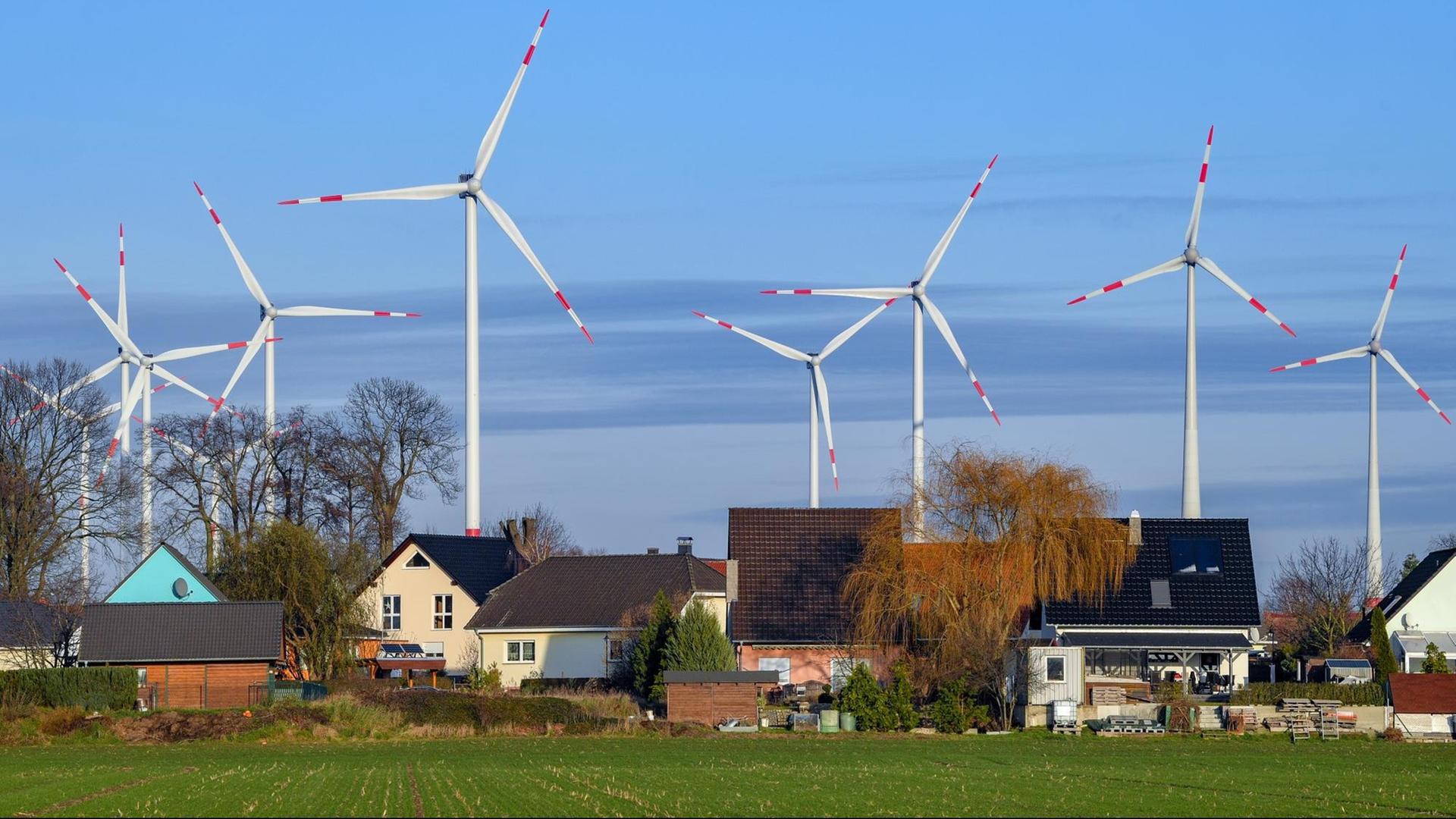 Windräder in Brandenburg stehen hinter dem Ort Jacobsdorf. Windräder in Brandenburg stehen hinter dem Ort Jacobsdorf.