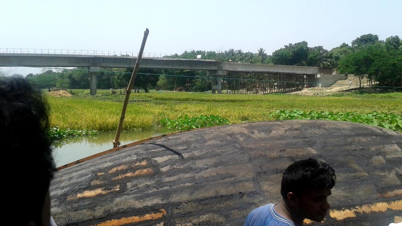 Die neue Beton-Brücke über dem Chitra River. Die neue Beton-Brücke über dem Chitra River.