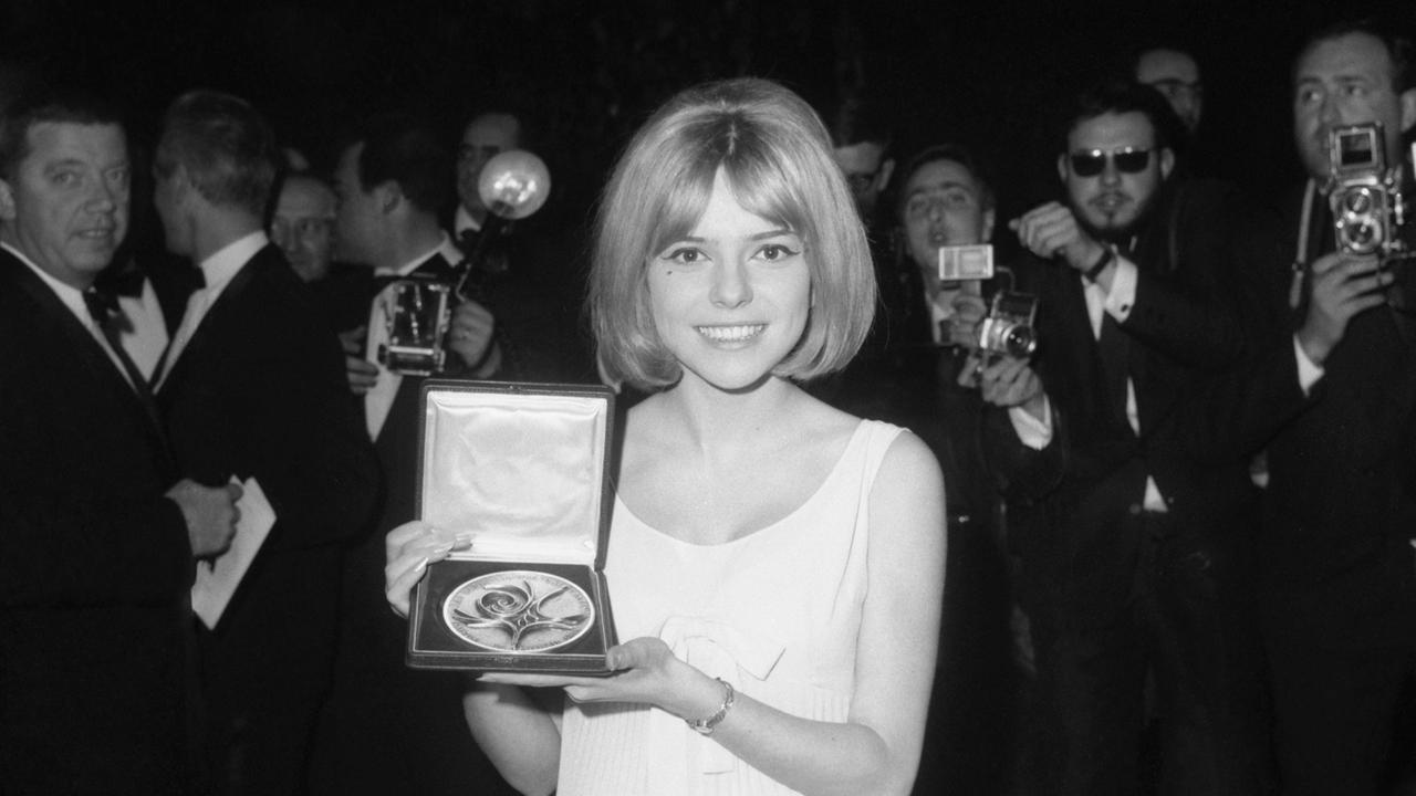 17 Jahre jung ist France Gall als sie 1965 mit "Poupée de cire, poupée de son" den Grand Prix Eurovision des la chanson gewinnt. 17 Jahre jung ist France Gall als sie 1965 mit "Poupée de cire, poupée de son" den Grand Prix Eurovision des la chanson gewinnt.