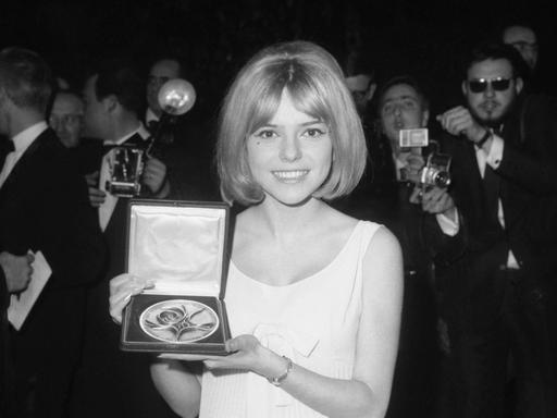 17 Jahre jung ist France Gall als sie 1965 mit "Poupée de cire, poupée de son" den Grand Prix Eurovision des la chanson gewinnt.