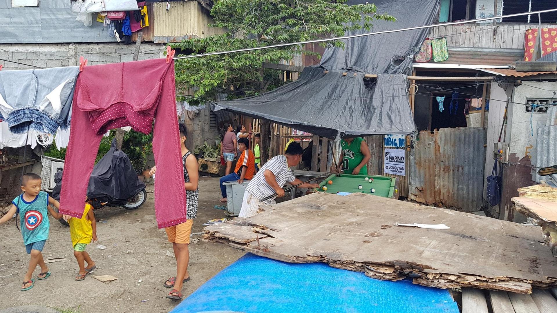 Das Armenviertel Agdao gehört zu Davao City, einer der größten Städte der Philippinen. Rund 1,7 Millionen Menschen leben hier. Das Armenviertel Agdao gehört zu Davao City, einer der größten Städte der Philippinen. Rund 1,7 Millionen Menschen leben hier.