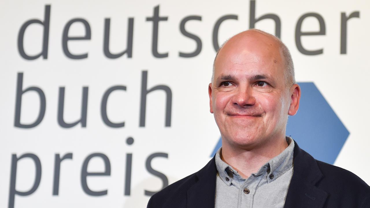 Der Autor Frank Witzel, Gewinner des Deutschen Buchpreises 2015, steht nach der Preisverleihung am 12.10.2015 im Römer in Frankfurt am Main auf der Bühne. Der Autor Frank Witzel, Gewinner des Deutschen Buchpreises 2015, steht nach der Preisverleihung am 12.10.2015 im Römer in Frankfurt am Main auf der Bühne.