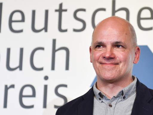 Der Autor Frank Witzel, Gewinner des Deutschen Buchpreises 2015, steht nach der Preisverleihung am 12.10.2015 im Römer in Frankfurt am Main auf der Bühne.