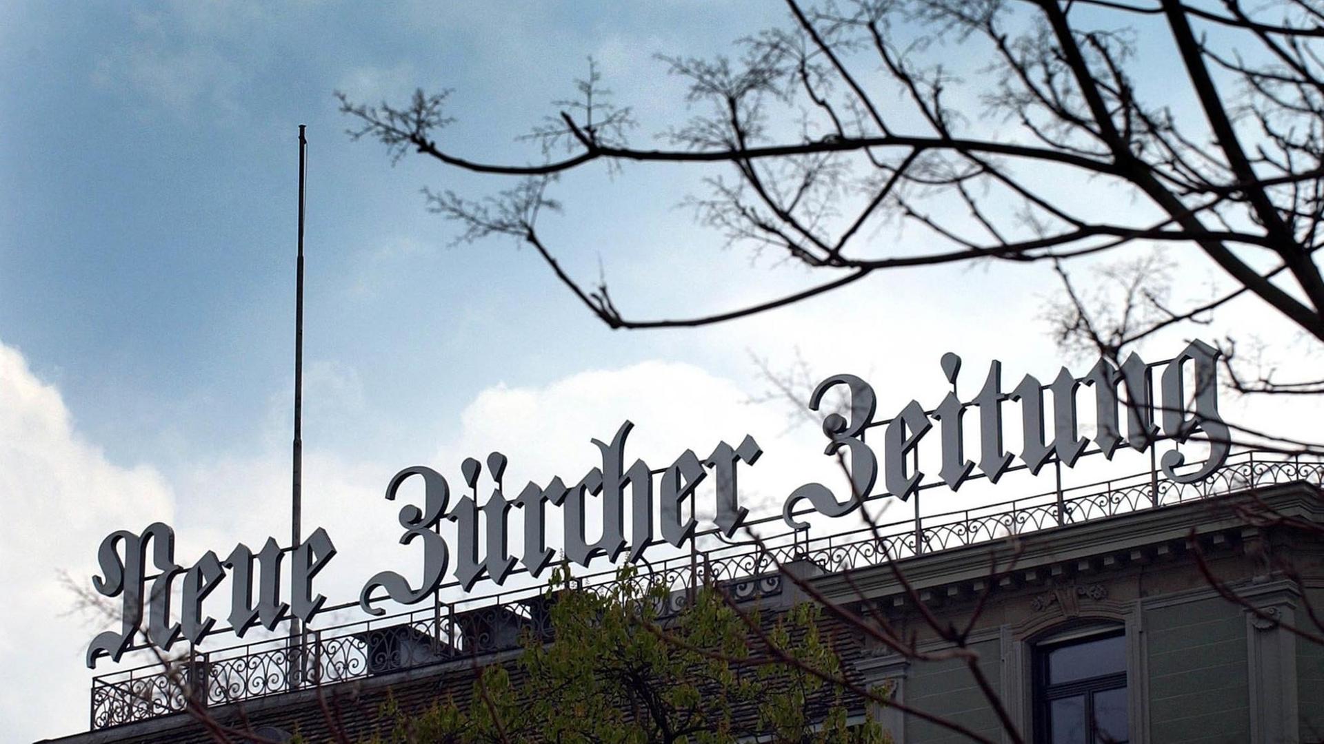 Blick auf auf die Fassade des Verlags Neue Zürcher Zeitung in Zürich.