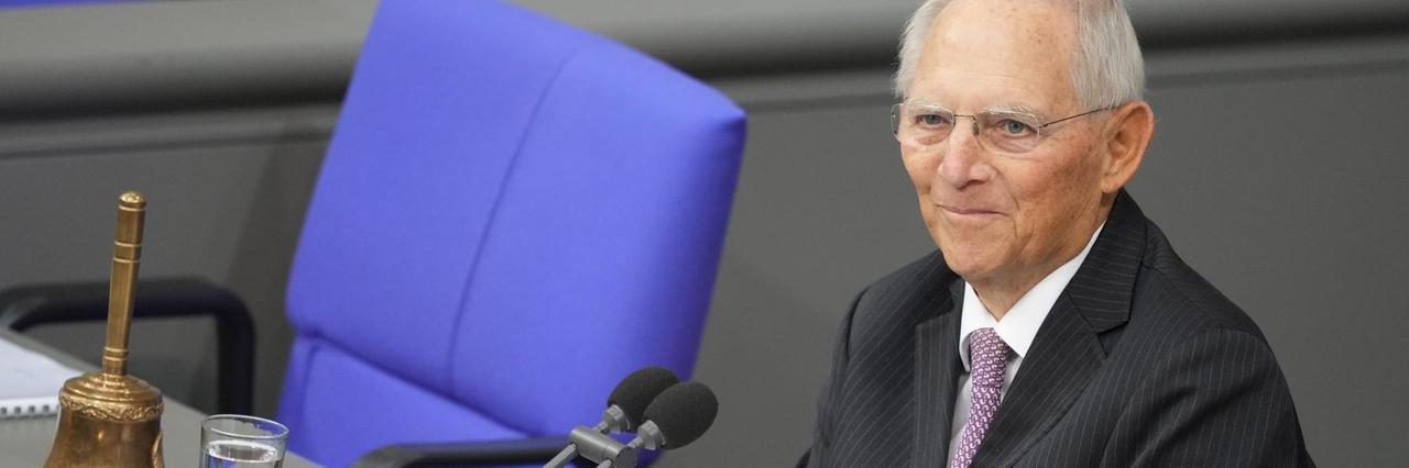 Alterspräsident Wolfgang Schäuble (CDU) spricht bei der konstituierenden Sitzung des neuen Bundestags. Alterspräsident Wolfgang Schäuble (CDU) spricht bei der konstituierenden Sitzung des neuen Bundestags.